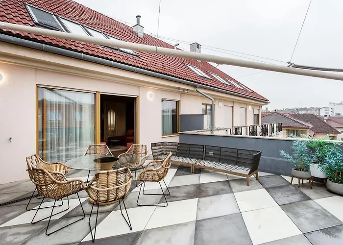 K52 Luxury 4bdrm 4bthrm *