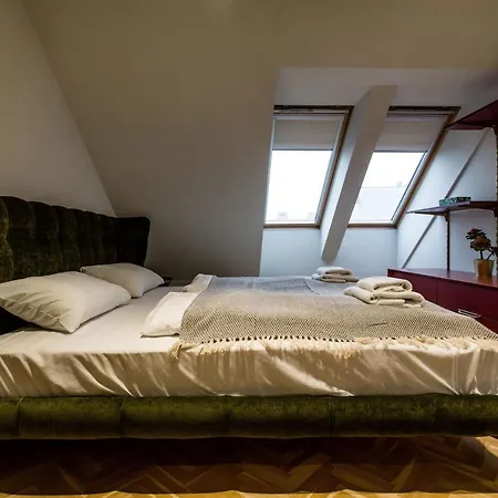 K52 Luxury 4bdrm 4bthrm * Budapest