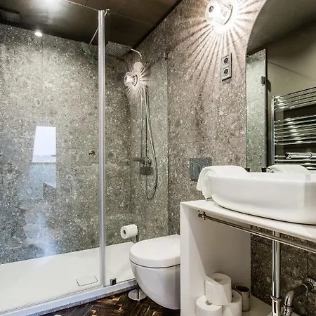 K52 Luxury 4bdrm 4bthrm Apartment