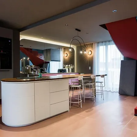 K52 Luxury 4bdrm 4bthrm *