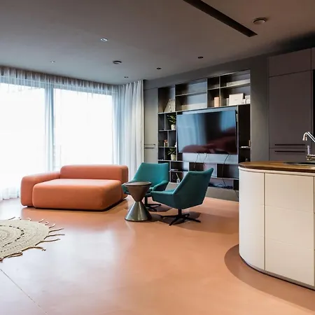K52 Luxury 4bdrm 4bthrm Apartment *
