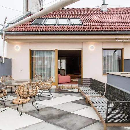 K52 Luxury 4bdrm 4bthrm Apartment