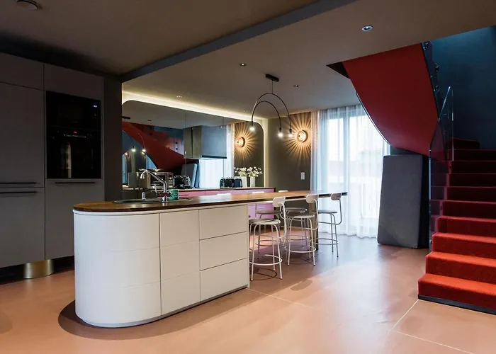 K52 Luxury 4bdrm 4bthrm *